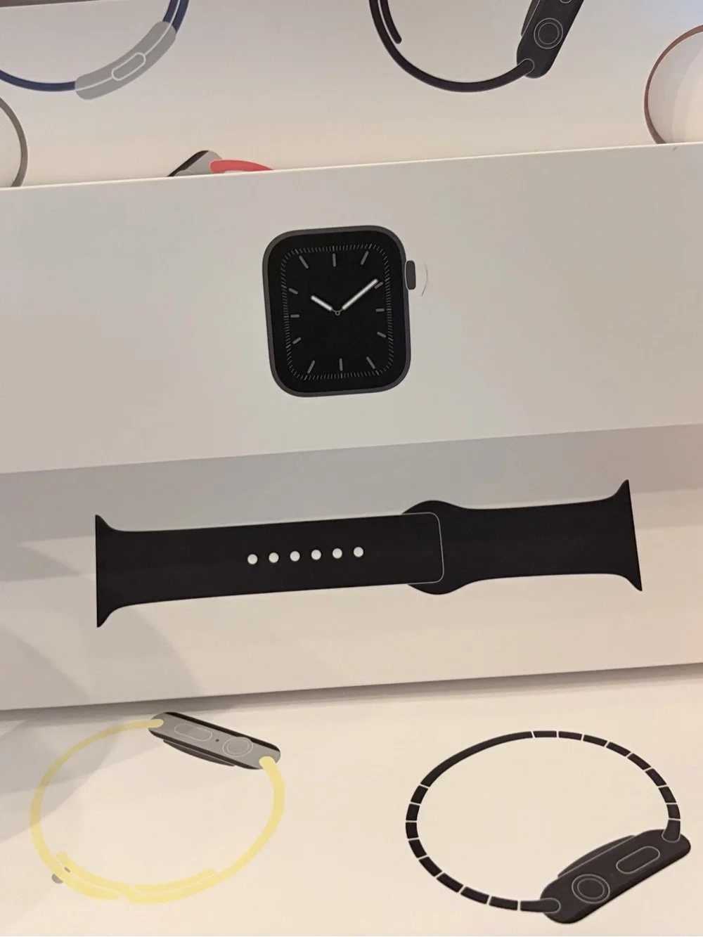 Apple Watch Series 5, 44mm w/with org. Charger. Black Watchband, never used